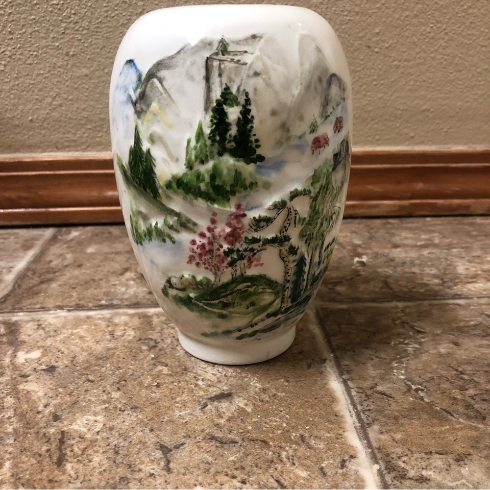 Small Asian Vase (Preowned)